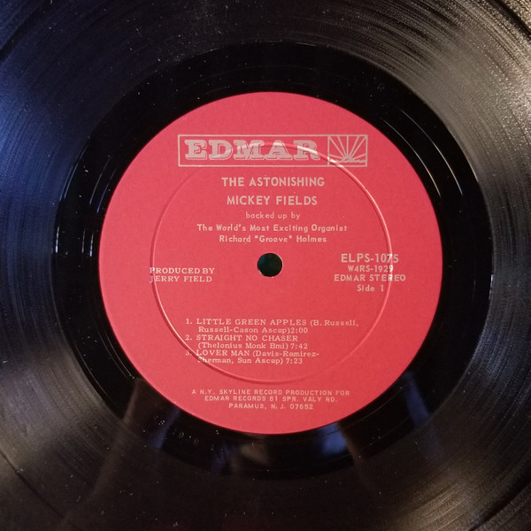 Mickey Fields, Richard "Groove" Holmes - The Astonishing Mickey Fields (LP, Album) (Very Good Plus (VG+)) - Image 3