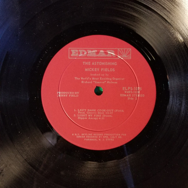 Mickey Fields, Richard "Groove" Holmes - The Astonishing Mickey Fields (LP, Album) (Very Good Plus (VG+)) - Image 4