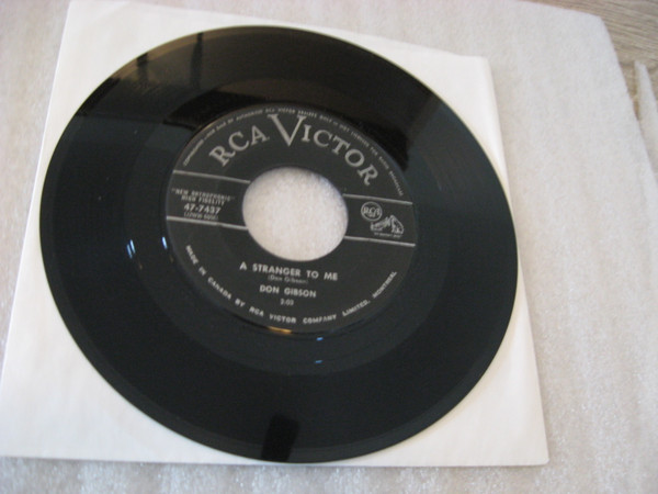 Don Gibson - Who Cares / A Stranger To Me (7", Single) (Near Mint (NM or M-)) - Image 2